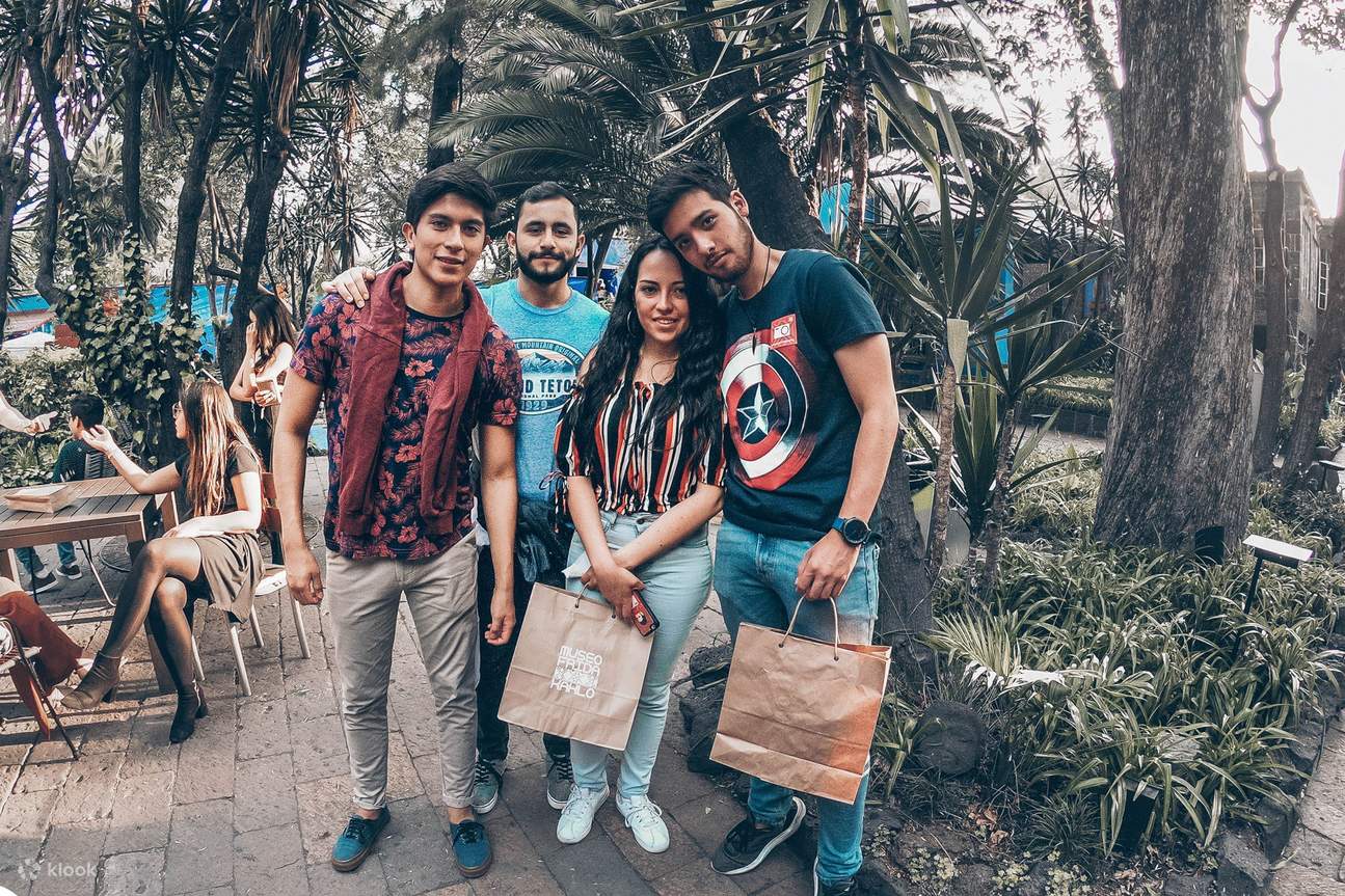 沉浸在芙烈达的一生及其传奇之中，让无数人心Filled with the passion and creativity that defined her。