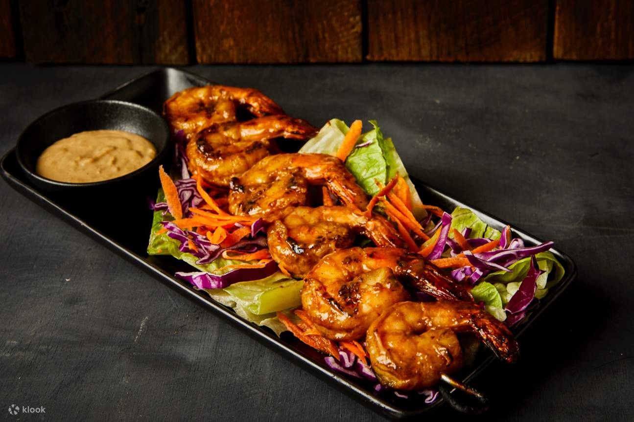 입맛을 돋우는 가벼운 양념의 즙이 풍부한 새우 꼬치구이를 완벽하게 구워 맛있는 앙트레를 즐겨보세요