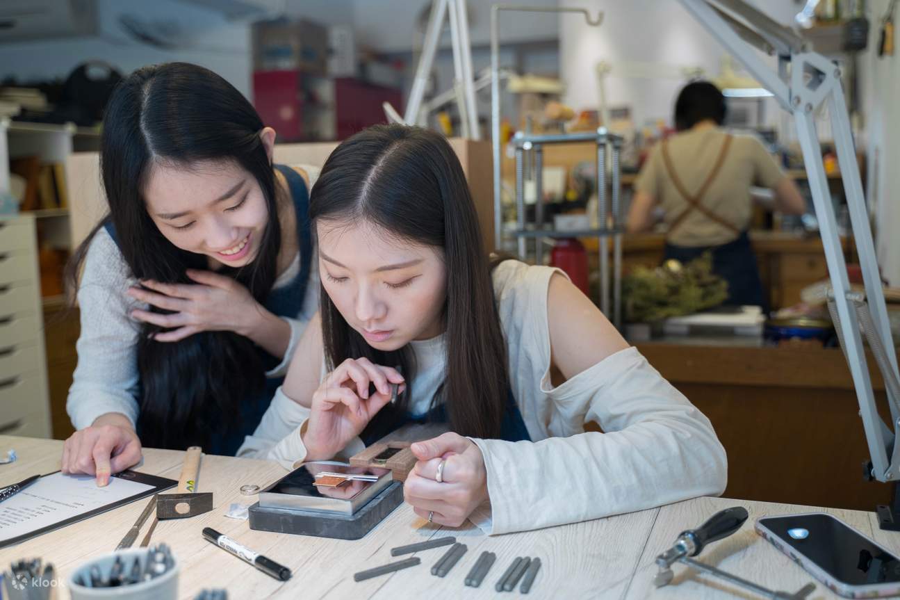 Expérience de travail du métal : bague artisanale en argent sterling