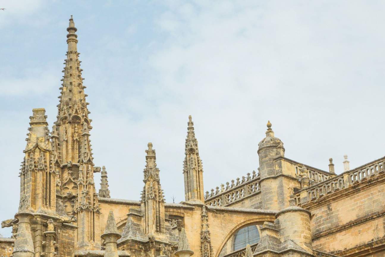 La Giralda offre des vues panoramiques sur les rues animées de Séville et ses monuments anciens