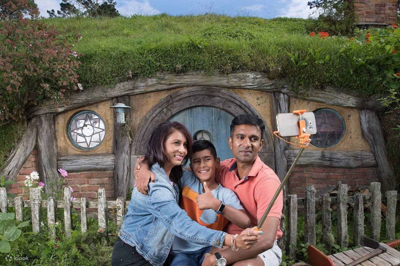 hobbiton-e-waitomo-tour-da-rotorua-ad-auckland-klook-stati-uniti