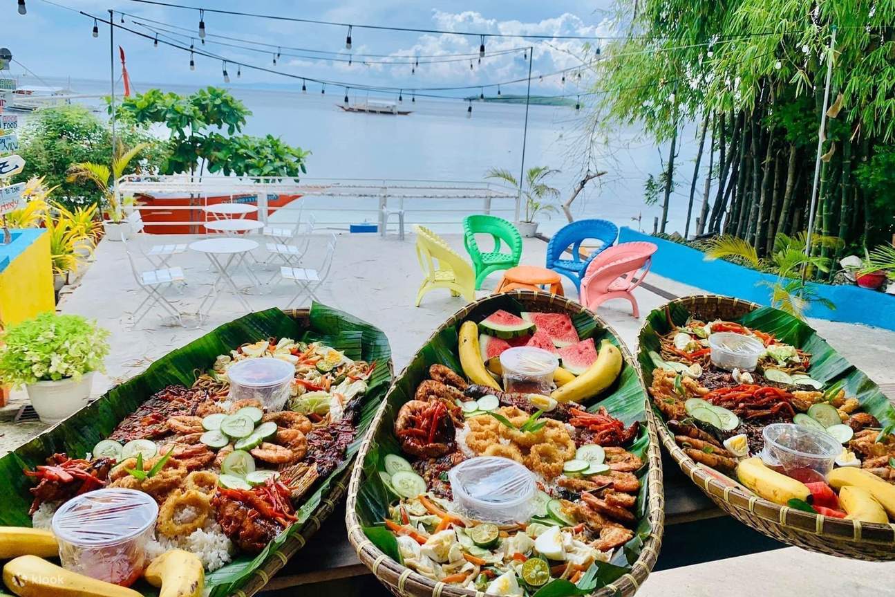 Berbagai macam makanan yang tersaji di atas beberapa piring anyaman