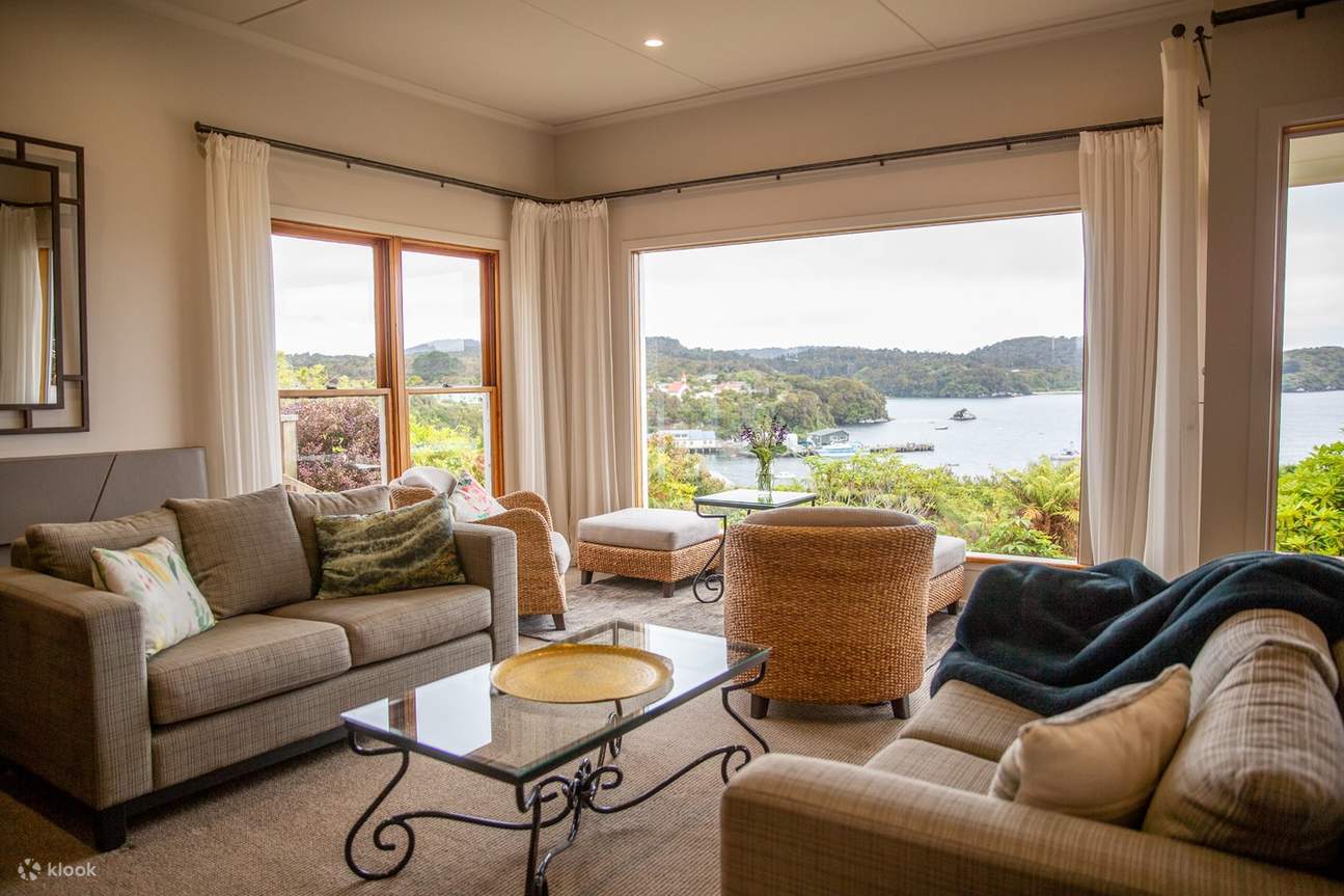 在休息室放鬆身心，閱讀書籍或欣賞斯圖爾特島旅館的風景