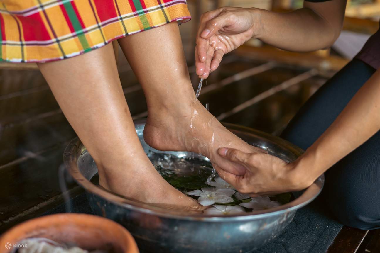personne se faisant laver les pieds au spa de la retraite d'Ilaya