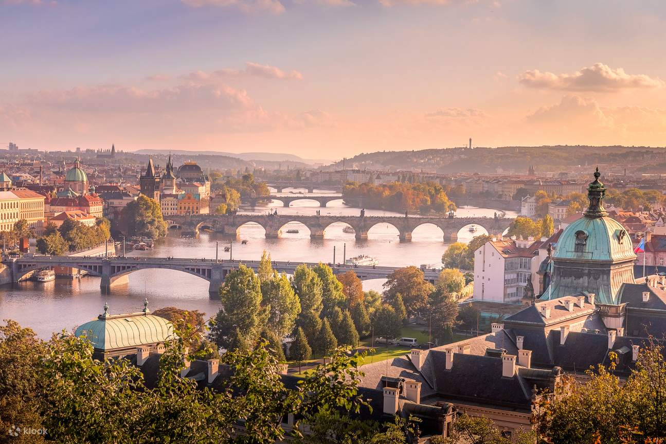 Saksikan pemandangan Prague yang menakjubkan ini, di mana anda juga boleh melihat St. Nicholas Church