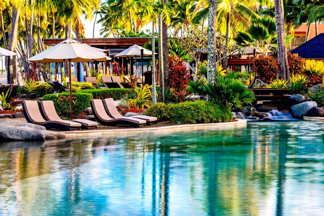 Chaises longues autour de la piscine lagon Sheraton Fidji