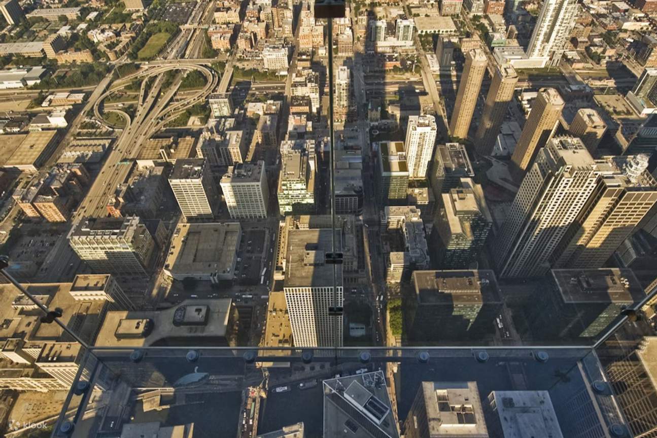 Đứng ở độ cao 103 tầng tại Skydeck Chicago và ngắm nhìn toàn cảnh đường chân trời ngoạn mục của thành phố