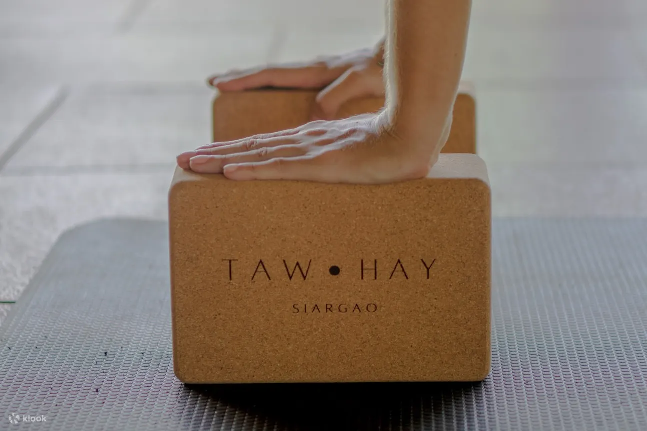 在贴有 taw hay siargao 的健身块上锻炼的人