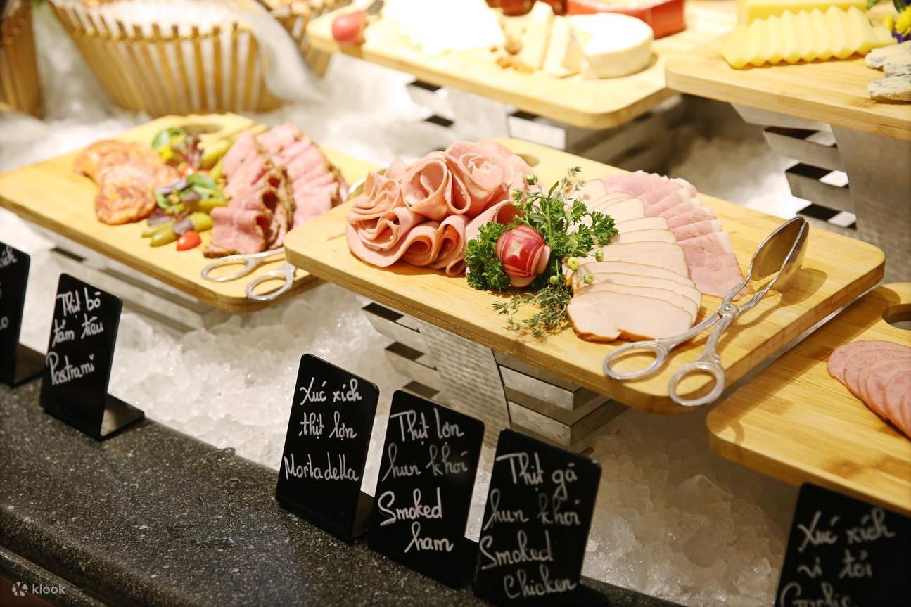 Buffet at Sheraton Hanoi Hotel (Oven D'or Restaurant)