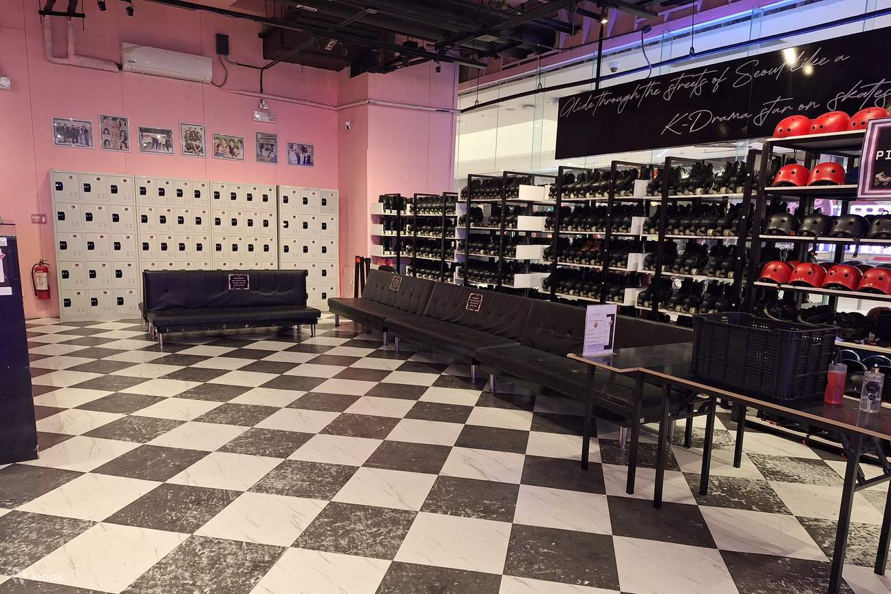 พื้นที่สำหรับนักสเก็ตเพื่อเก็บของในล็อกเกอร์ สวมโรลเลอร์สเก็ต และหมวกกันน็อก