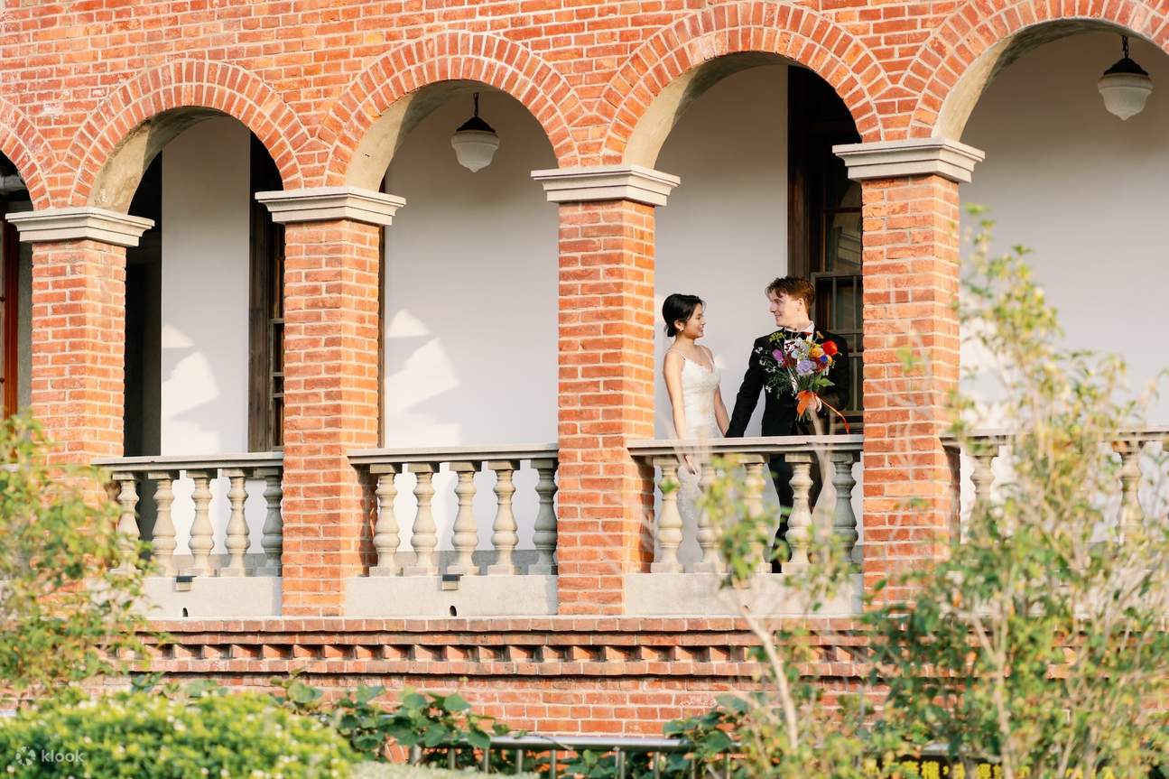 Dazu gehören die mit roten Ziegeln im Min-Stil errichteten Zinnen und Arkadengänge.