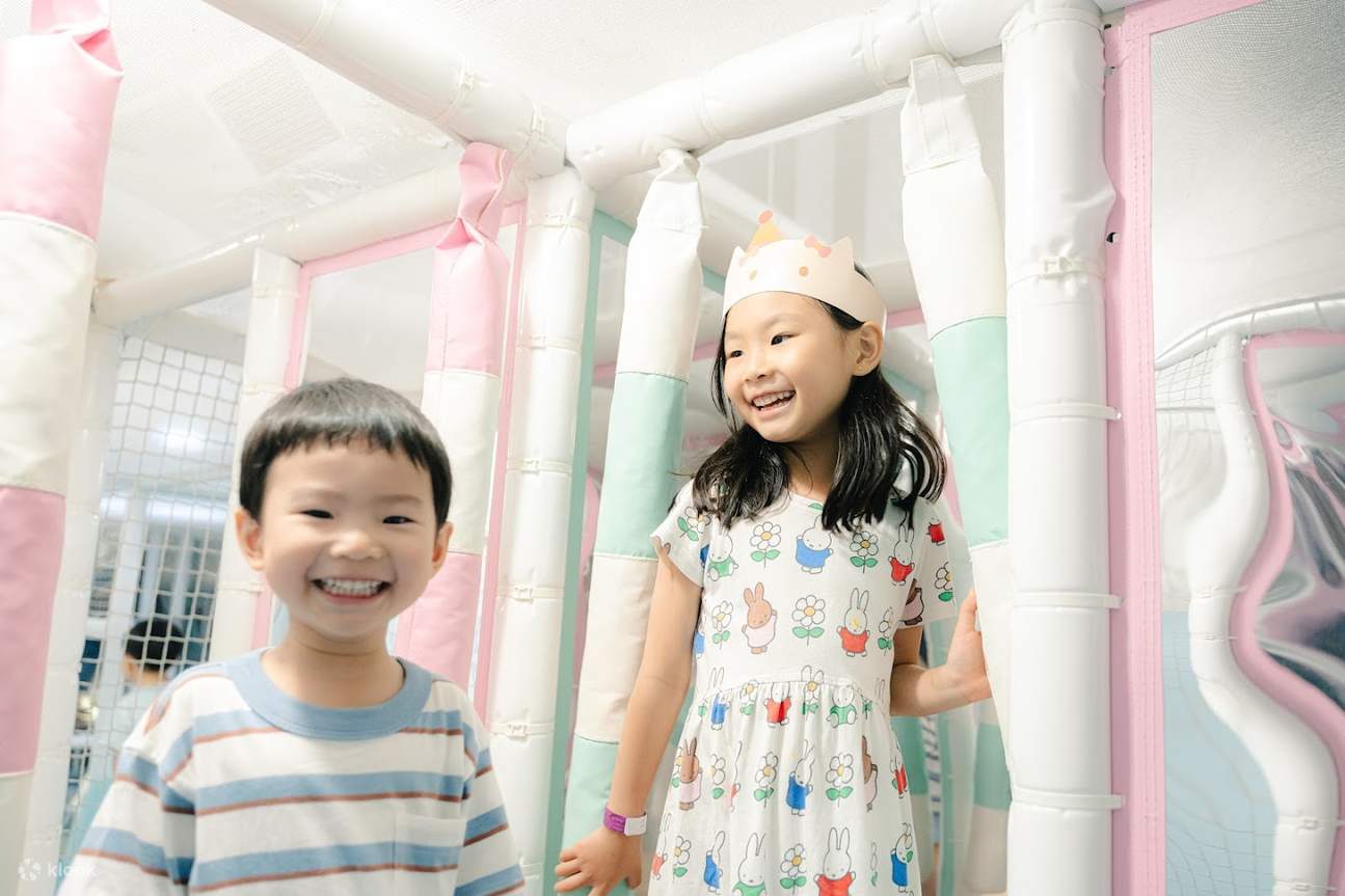 ふわふわ遊具で遊ぶ子供たち