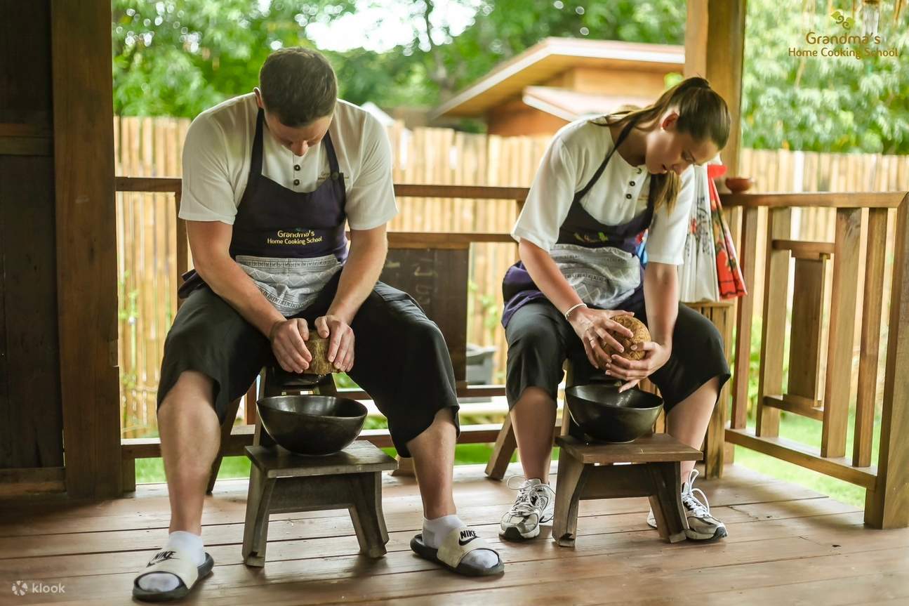 ココナッツおろし器を使ってココナッツミルクを作り、自分でカレーを作るという、タイの伝統的な生活様式を体験してください。