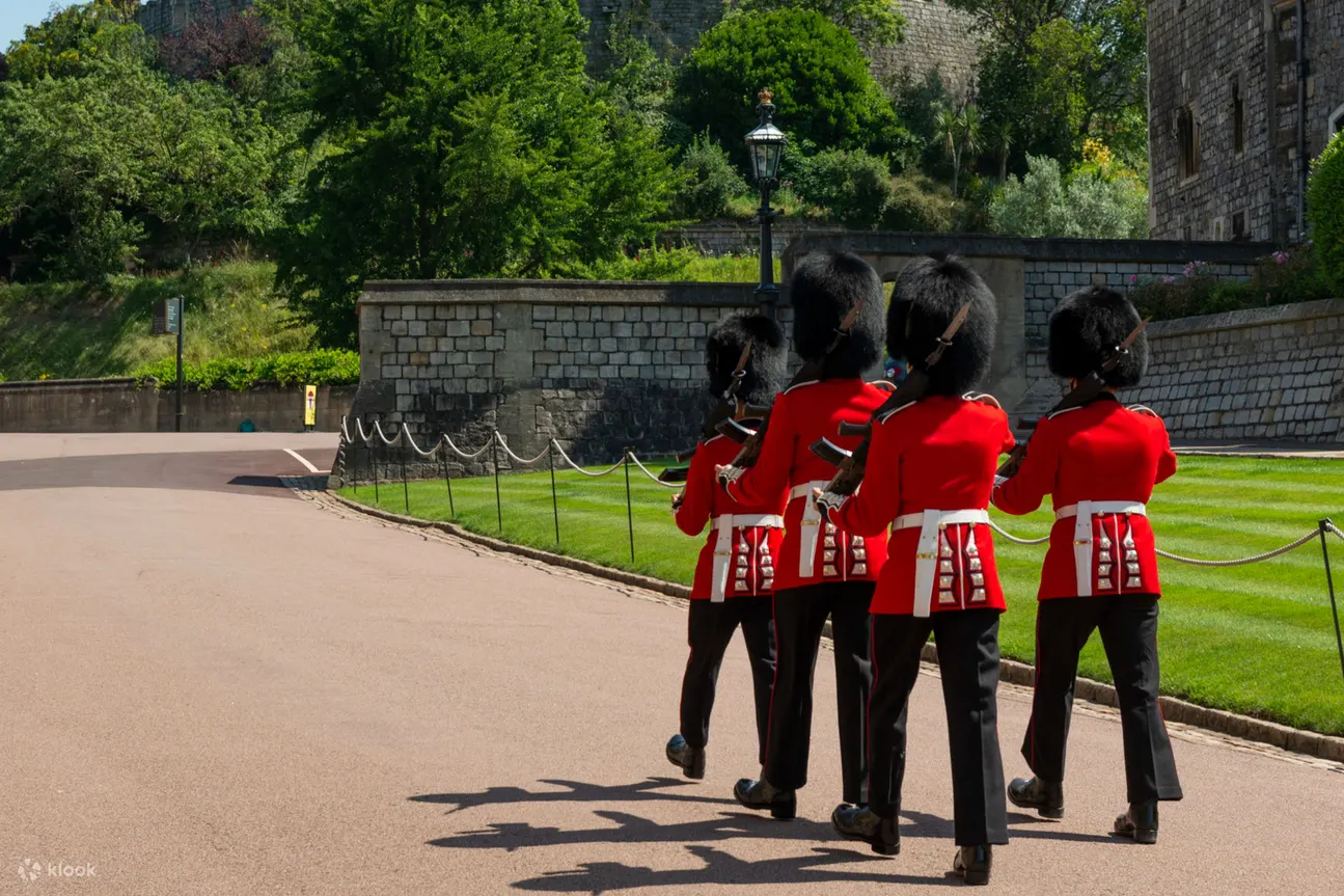 参观温莎城堡 (Windsor Castle) 的卫兵交接仪式，这是一项历史悠久的传统