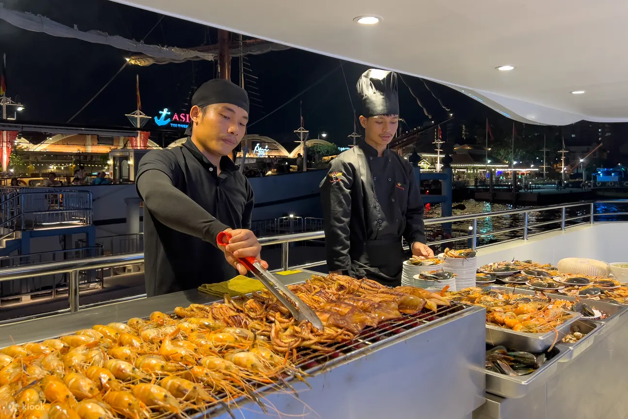 游轮沿着湄南河缓缓航行，宾客们一边品尝精致的泰式美食，一边欣赏曼谷迷人的夜景。优雅的环境、现场音乐和美味佳肴，定会让您拥有一段难忘的体验。