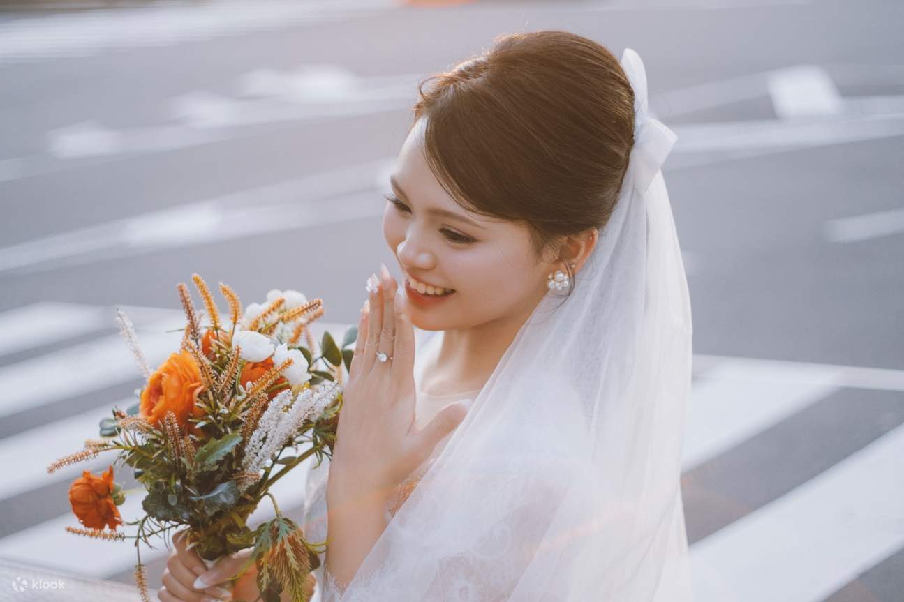 Jurugambar profesional HANAYAKA mahir mengambil gambar yang cantik menggunakan cahaya.