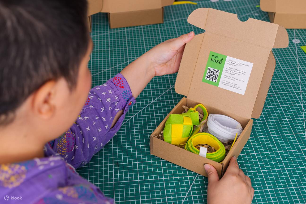 Wanita membuka kit bengkel tenunan puso beliau