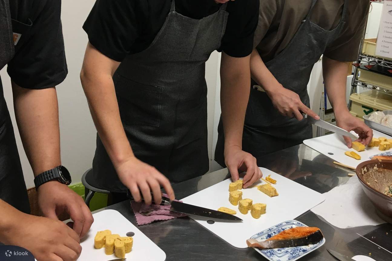 Potong telur dadar gulung menjadi potongan-potongan lucu