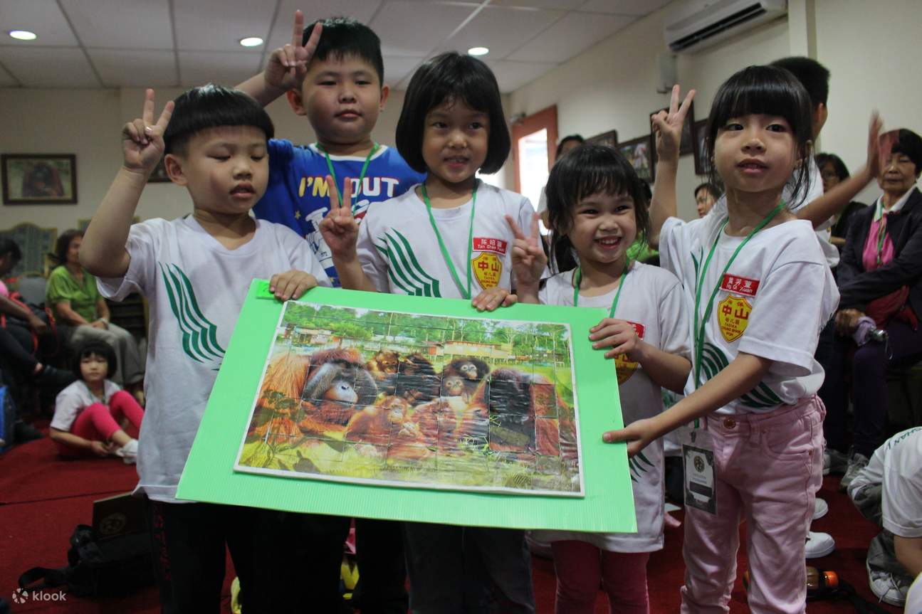 Un grupo de niños realizando actividades 