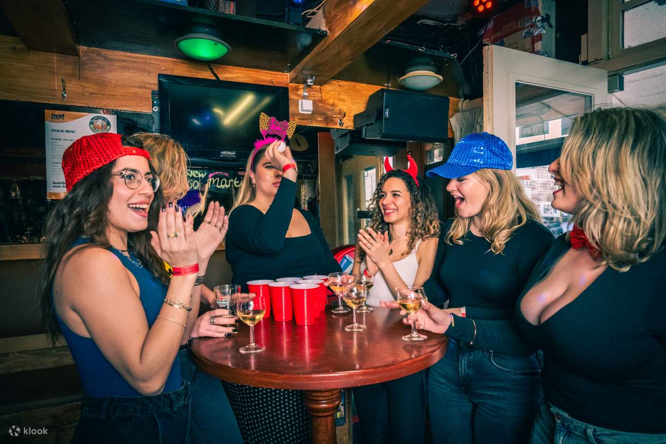 Terokai empat bar yang paling popular di bandar ini dan kelab malam yang mengujakan