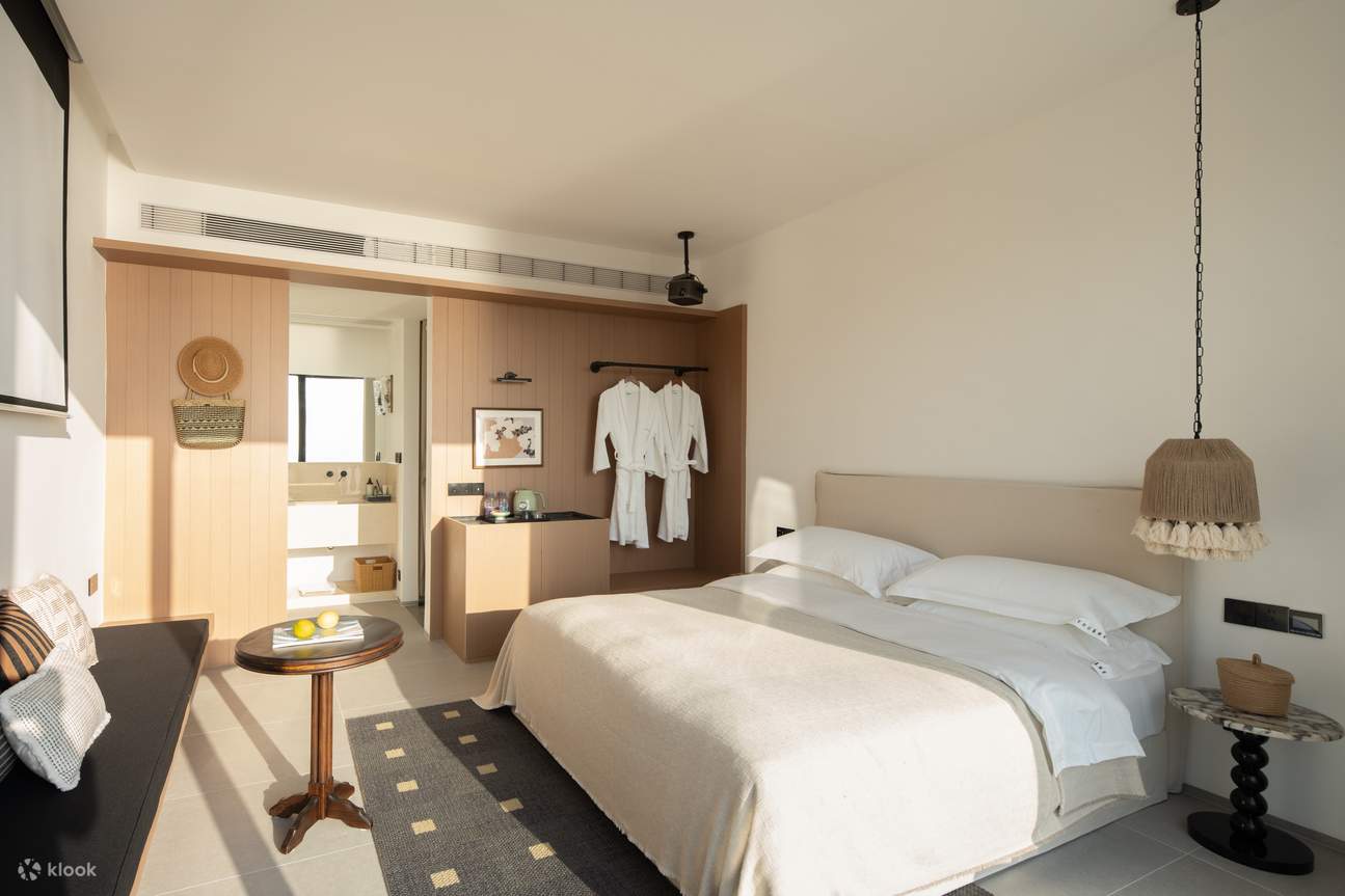 Phòng có giường King có sân hiên và hồ bơi mái vòm