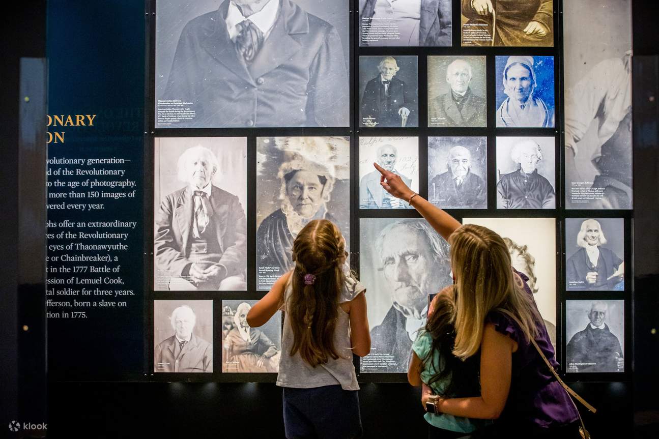 Bambini che guardano delle foto