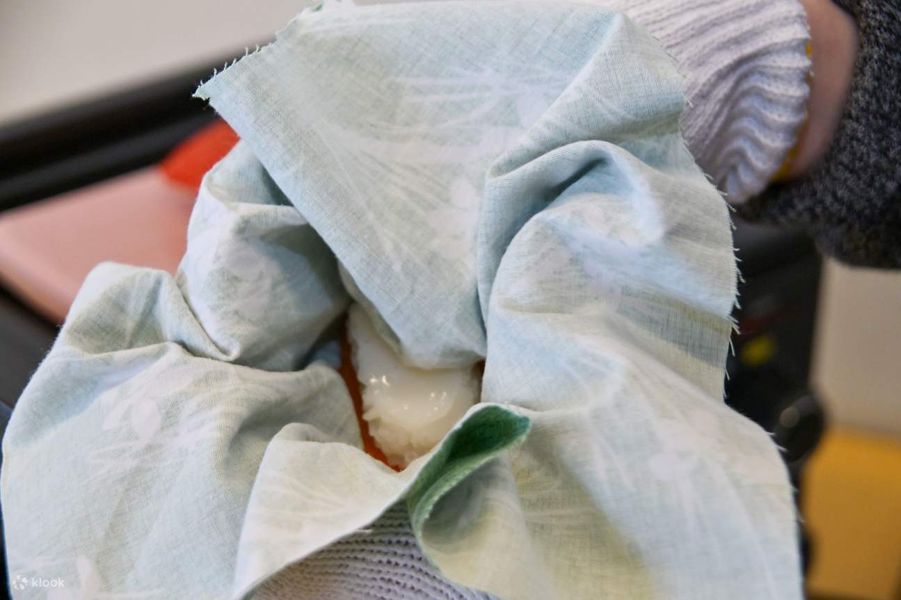 Please be careful, it's hot. Now, we will shape the sushi.