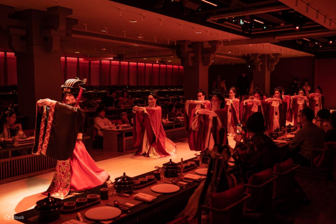 Pelaburan besar telah dibuat untuk memasang 160 projektor bagi menghasilkan pertunjukan makan malam cahaya dan bayang-bayang imersif yang panoramik