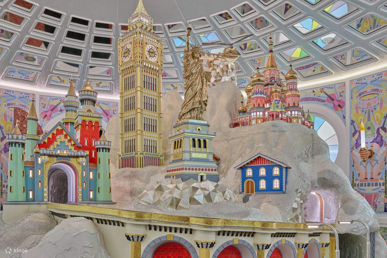 Откройте для себя волшебные инсталляции из кристаллов в Комнатах чудес Swarovski Crystal World.