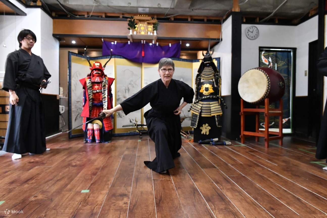 Trải Nghiệm Bushido Cắt Kiếm Samurai gần Thành Osaka