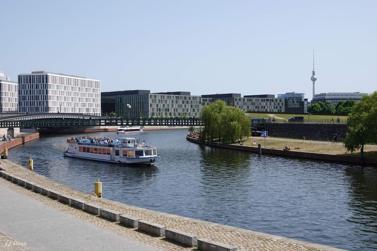 Goditi viaggi flessibili con biglietti dell'autobus da 24, 48 o 72 ore, incluso un tour in barca