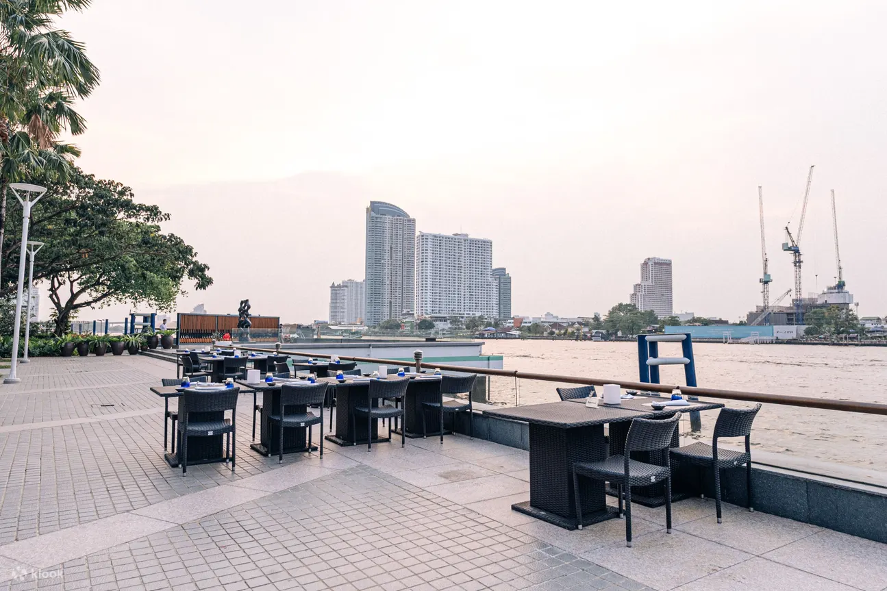 察殿曼谷河畔酒店的河流驳船
