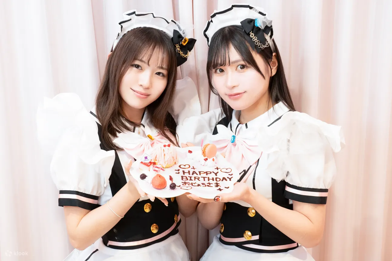 “（可選）週年紀念盤和可選紀念品”是用於慶祝生日和其他週年紀念日的特殊甜點盤。它將以一場精彩的表演呈現給您。
此外，我們還附贈了一套原創商品✨慶祝只有在這裡才能找到的特殊紀念日🎵
*在您到訪當天，女僕會詢問您希望在盤子上寫什麼。