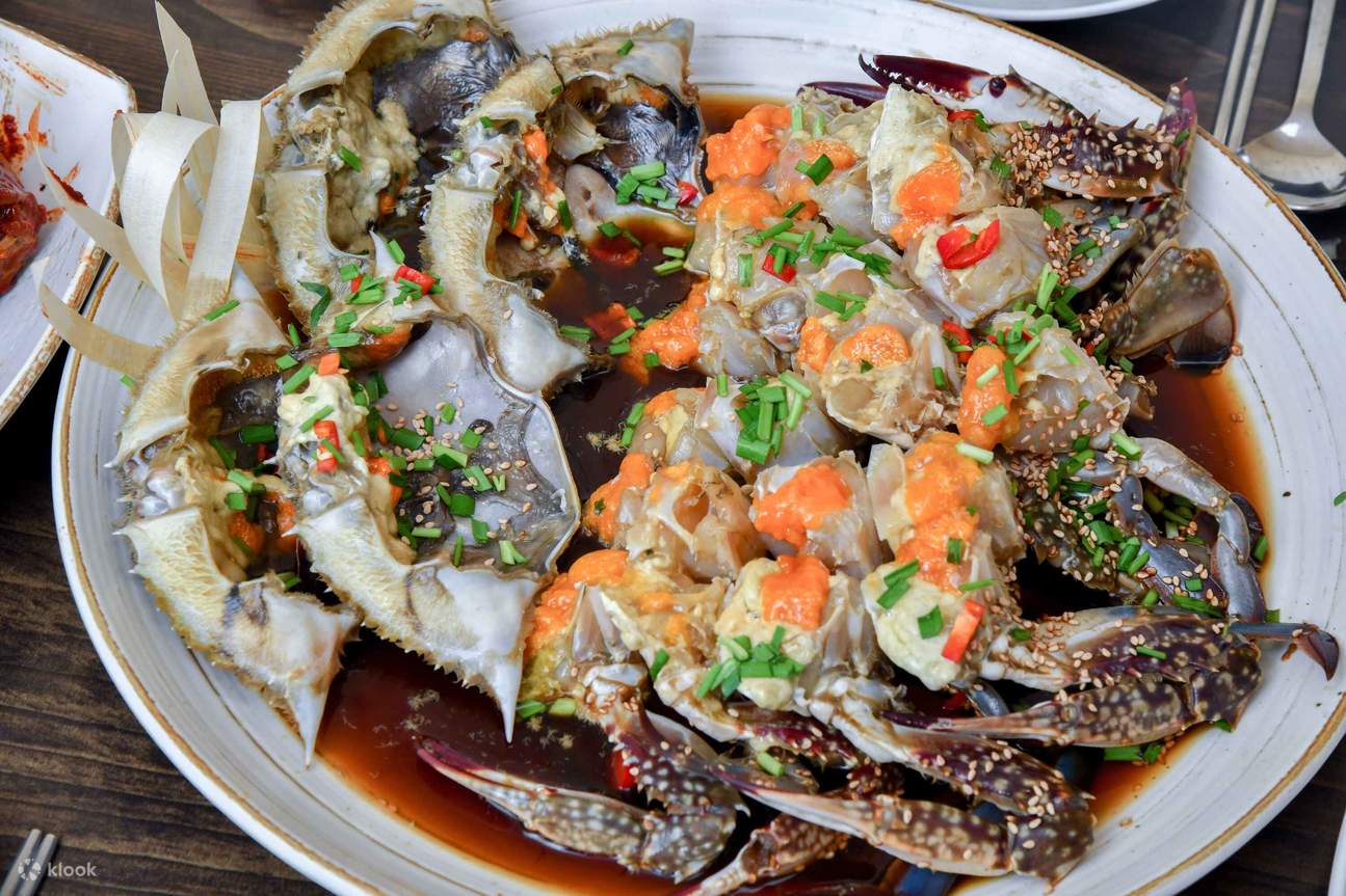 nikmati hidangan laut Korea terbaik dengan ganjang gejang—kepiting mentah yang diasinkan dengan kecap, digemari oleh penduduk lokal dan wisatawan. Tempat-tempat terbaik di Seoul (Myeongdong, Hongdae), Jeju City, Busan (Haeundae, Gwangalli), Incheon Chinat