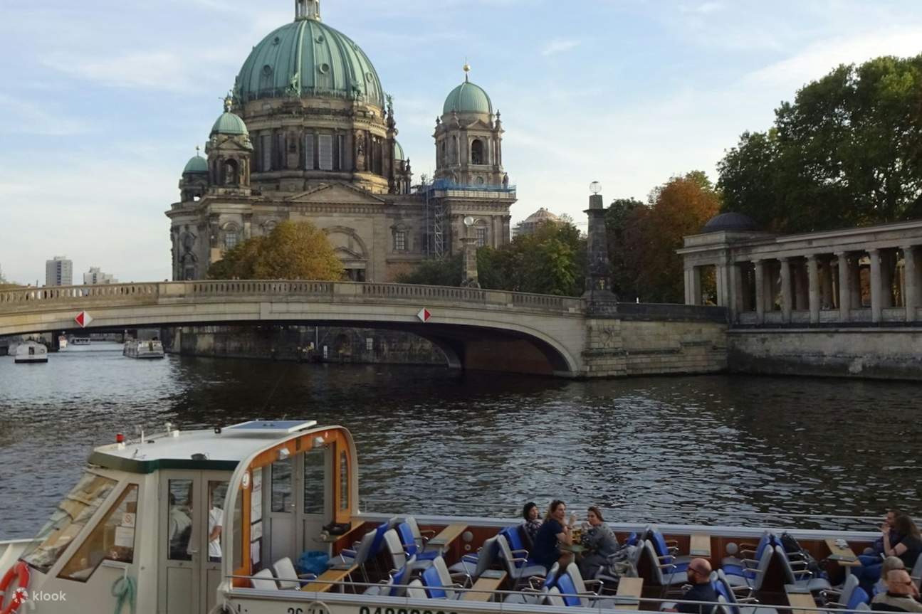 Lướt nhẹ dưới những cây cầu của Berlin và chụp những bức ảnh tuyệt đẹp từ sự thoải mái trên thuyền sông Spree