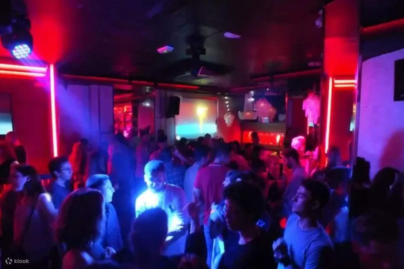 Danser au cœur de la vie nocturne de Malaga, entouré de nouveaux amis et d'ondes positives