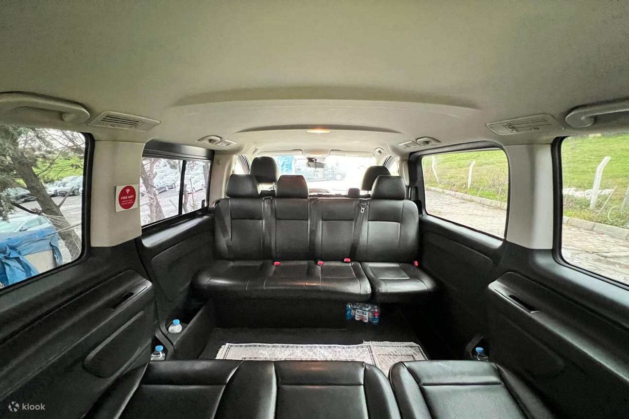 Traslado privado desde el aeropuerto de Estambul (SAW) con servicio de bienvenida 