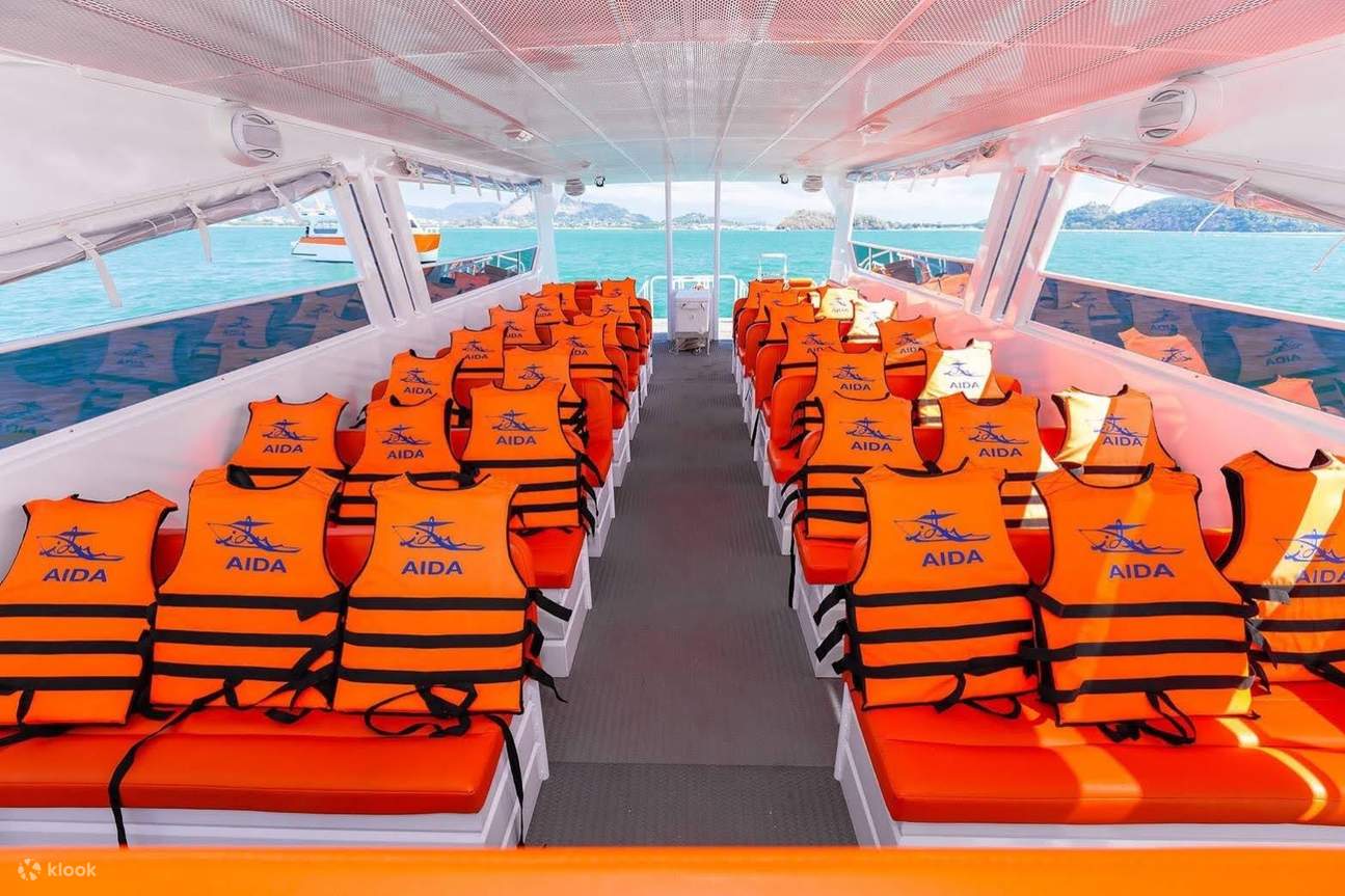 Thư giãn trên chiếc catamaran rộng rãi