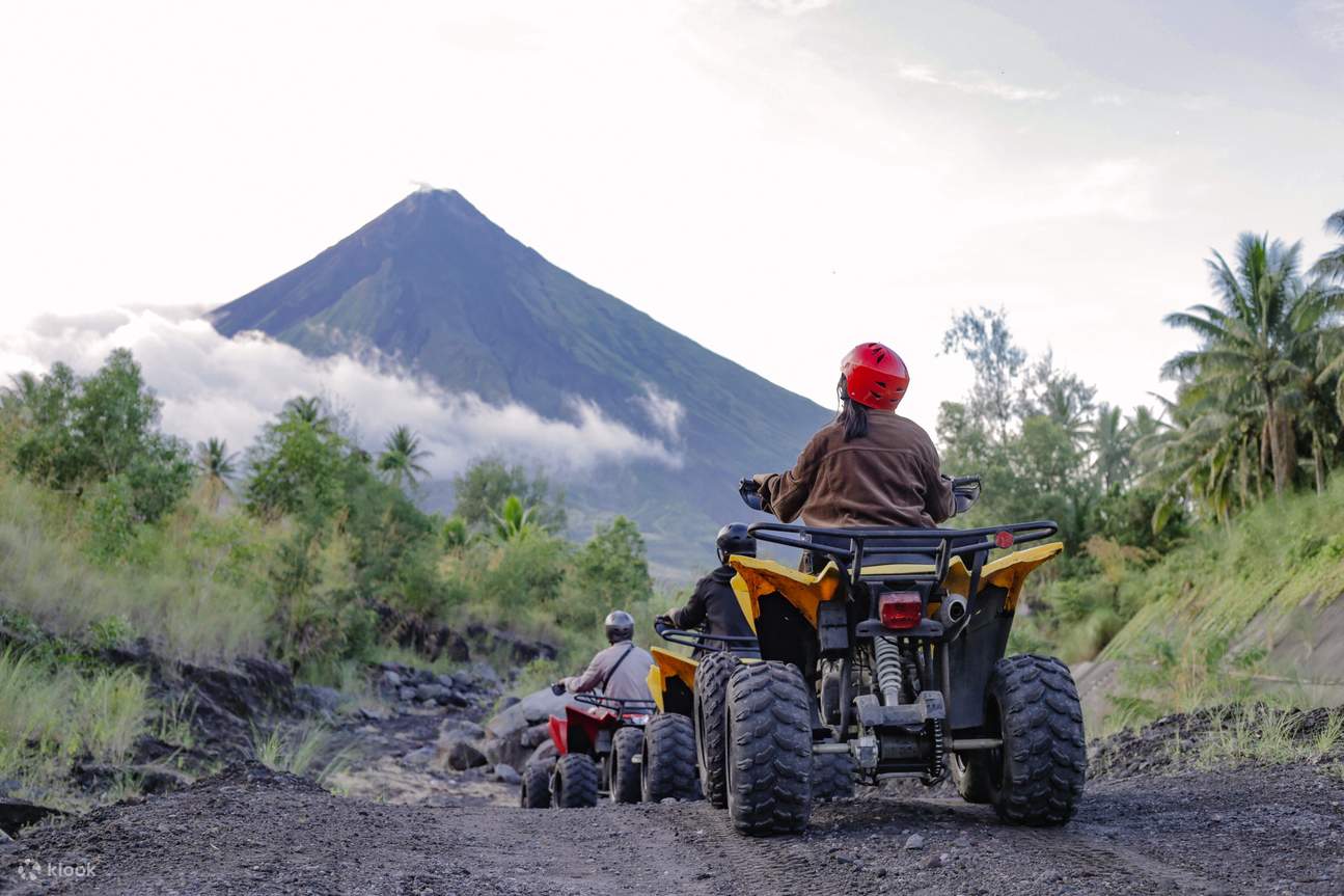 Keluarga berdiri di depan gunung berapi Mayon di Legazpi, Albay