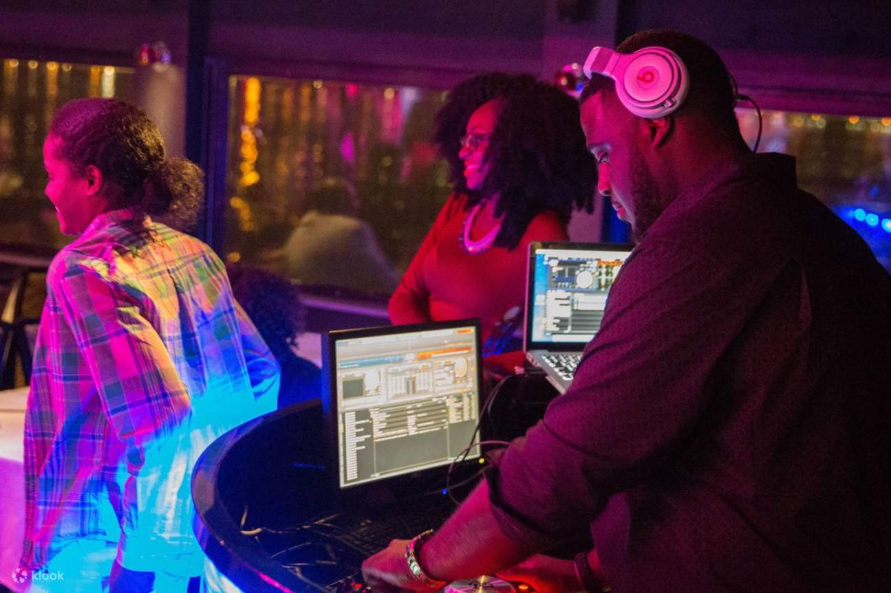 Disfrute de la música de un DJ en vivo mientras saborea la cena en el crucero.