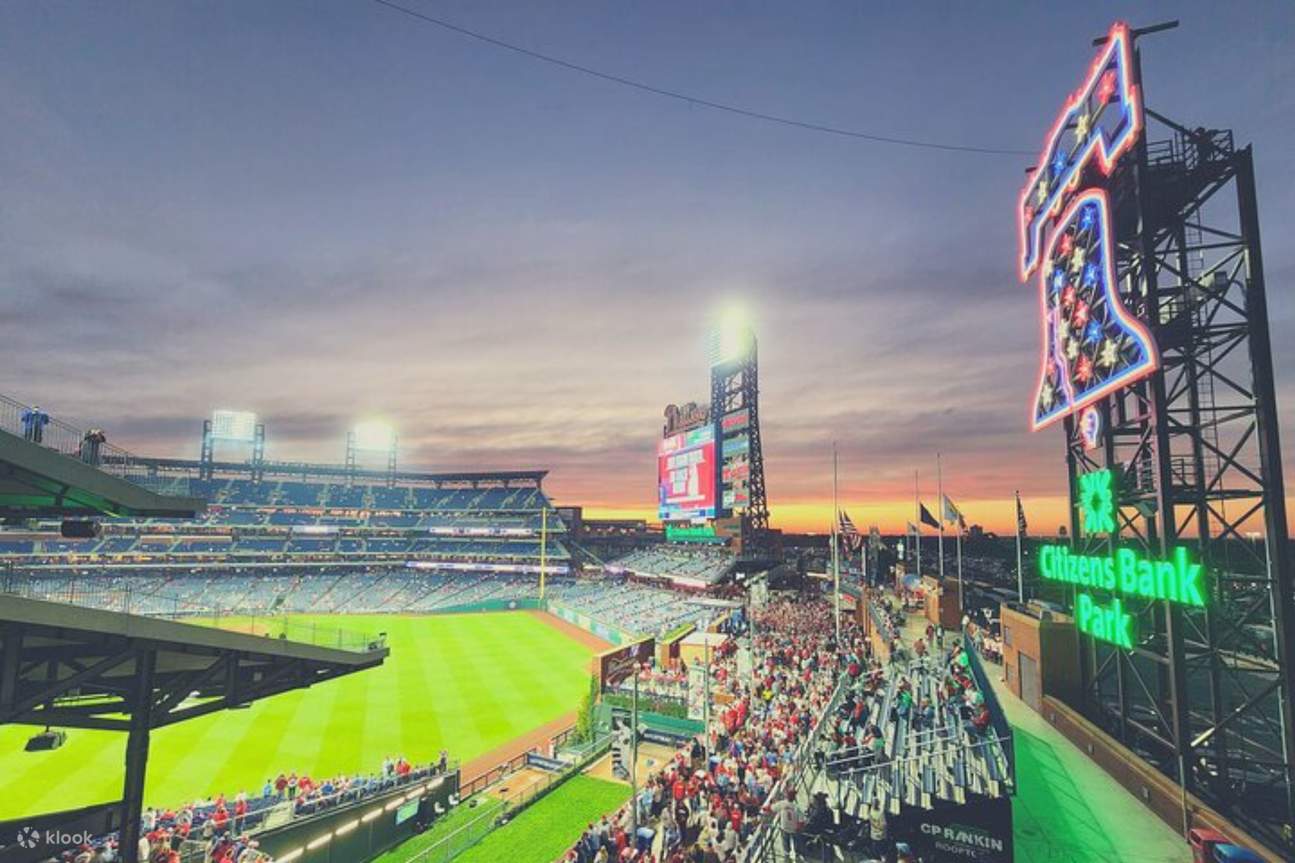 Die berühmte Freiheitsglocke leuchtet hell über dem Mittelfeld während der aufregenden Baseball-Action