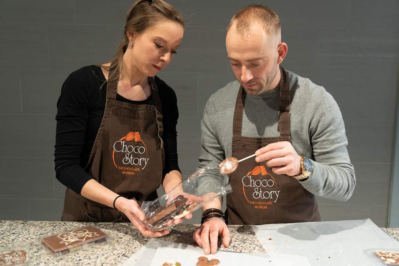 Thỏa sức sáng tạo khi bạn tự tay tạo hình và cá nhân hóa những tác phẩm sô cô la độc đáo của riêng mình