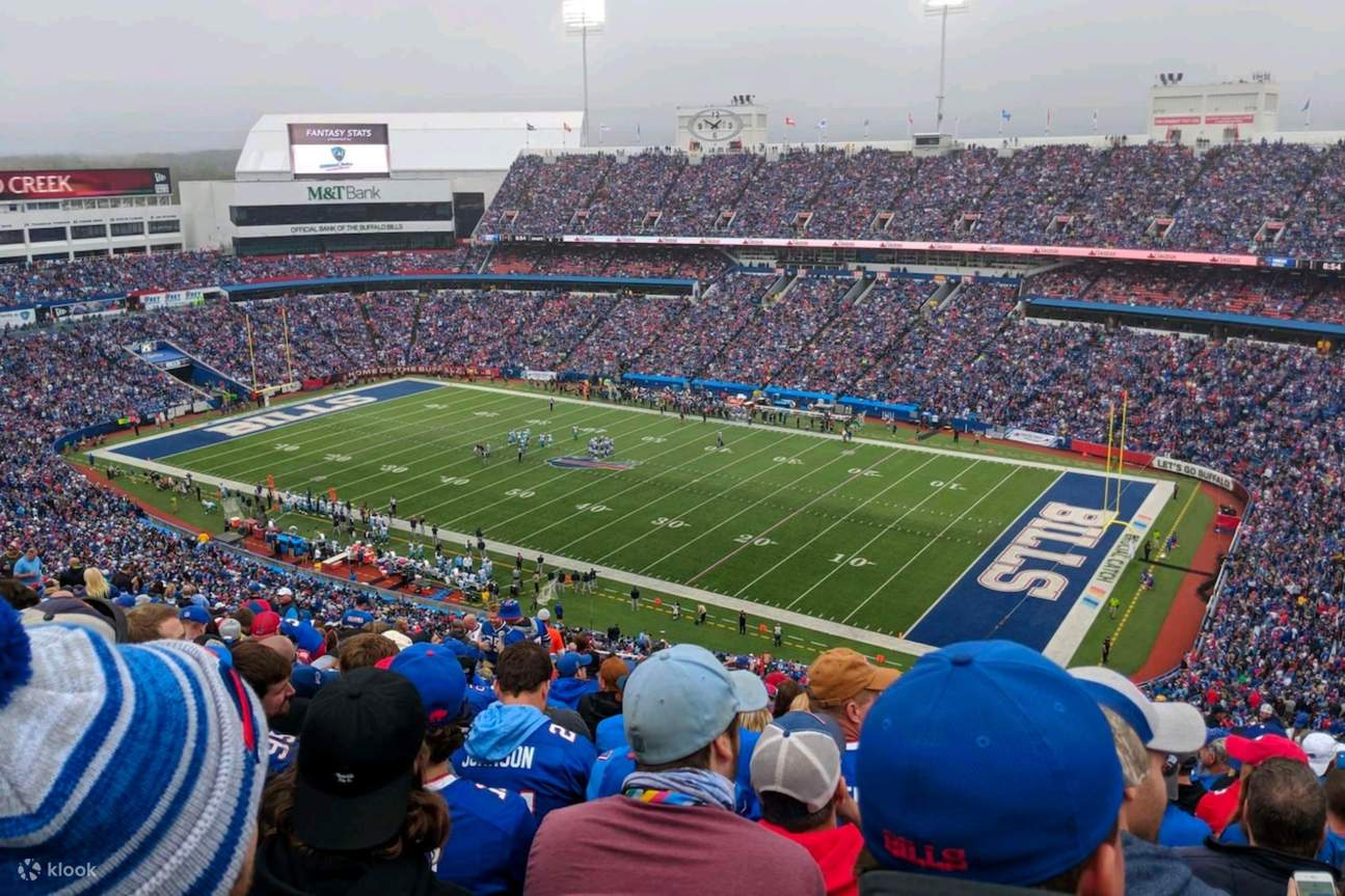 L'atmosfera vivace dell'Highmark Stadium fonde la passione per il football con la vista sul Lago Erie