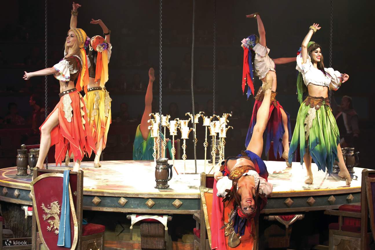 Mujeres bailando sobre la mesa.