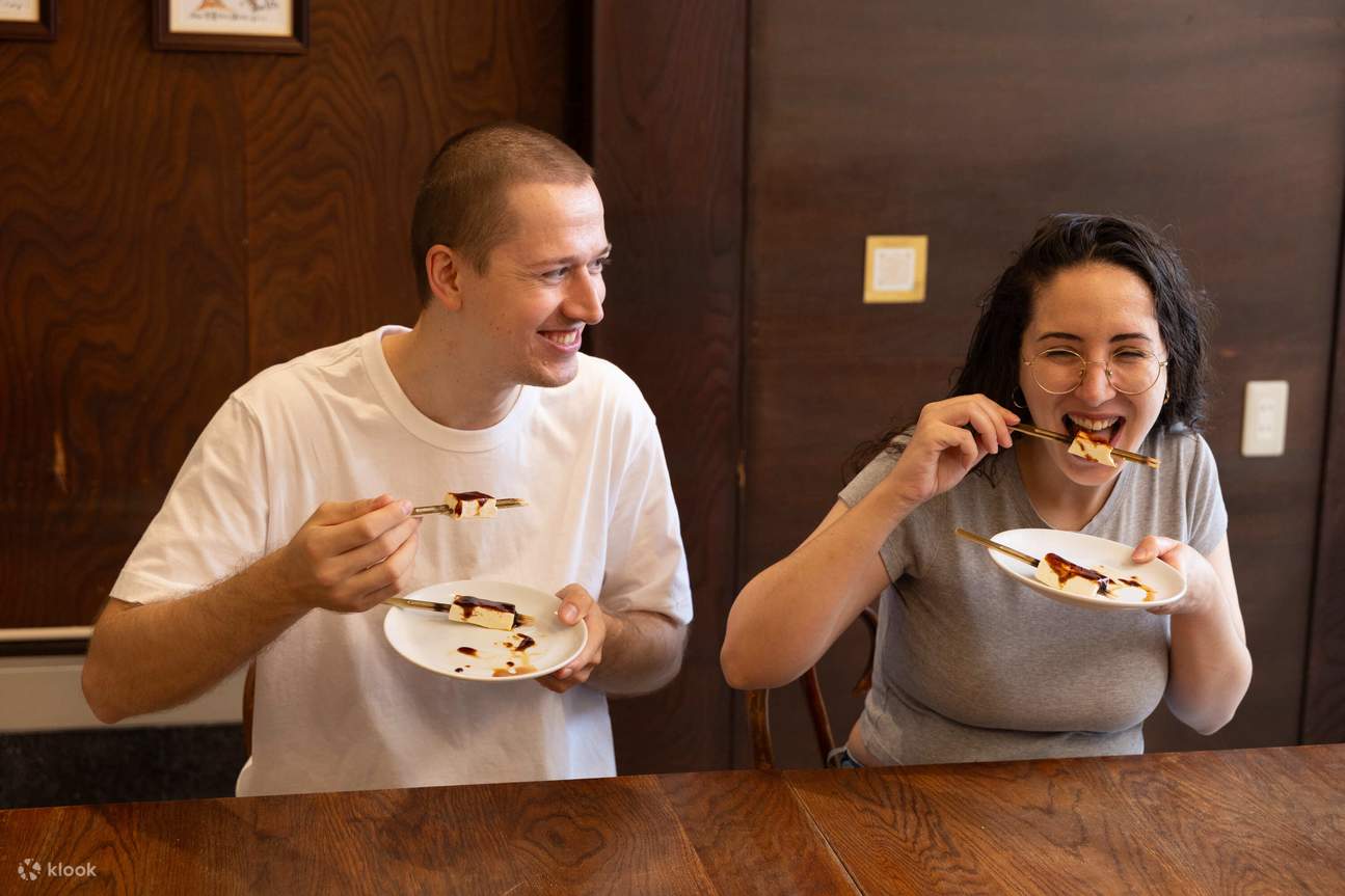 나고야의 특색 있는 검은 된장을 얹은 미소 덴가쿠를 맛보세요