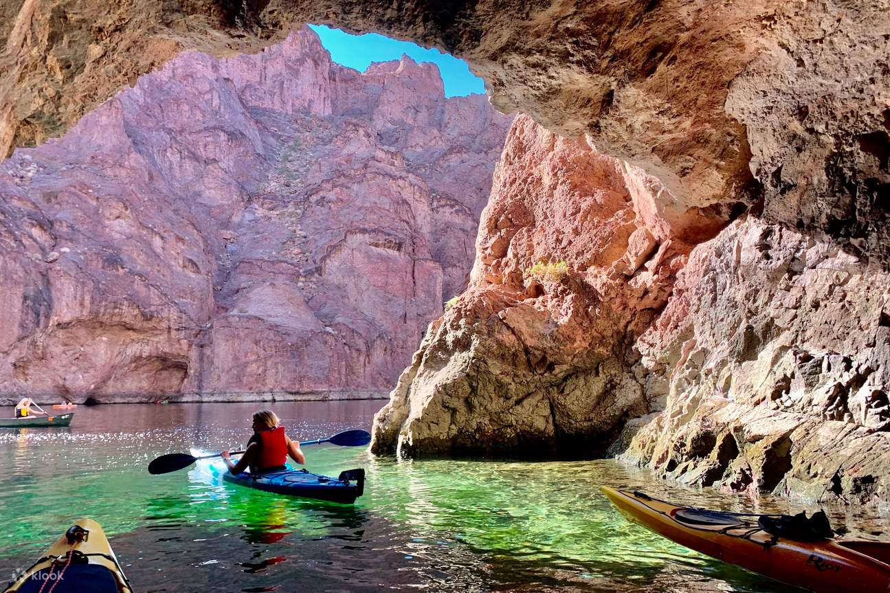 Люди, занимающиеся каякингом в пещере
