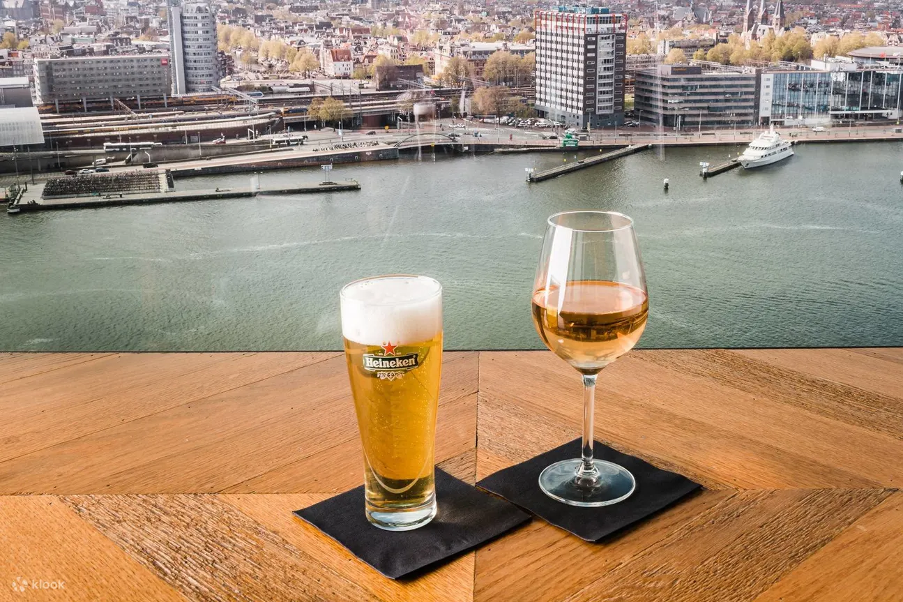 在 A’DAM LOOKOUT 的全景餐厅一边欣赏美景，一边品尝喜力啤酒
