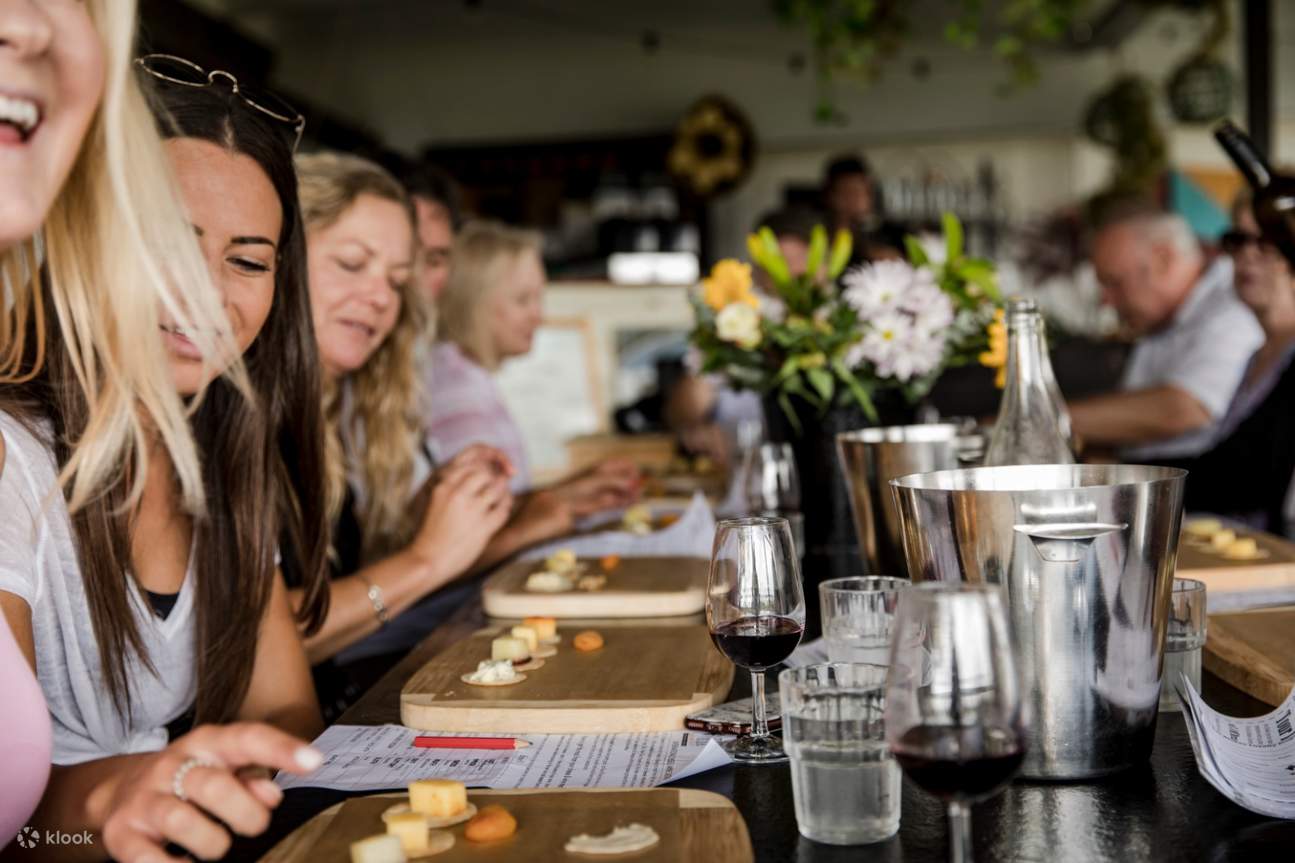 друзья, наслаждающиеся дегустацией сыра и вина