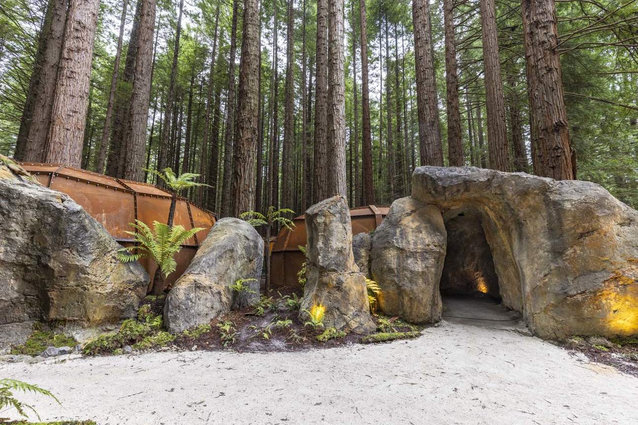ด้านนอกถ้ำเชิงนิเวศแห่งใหม่ที่เรดวูดส์ โกลว์เวิร์มส์