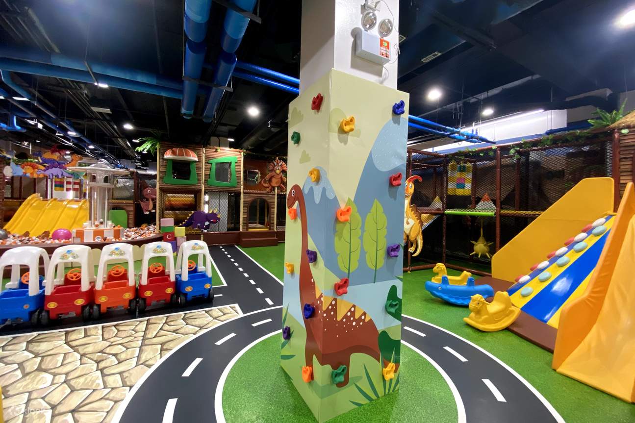 L'aire de jeux comprend un mini mur d'escalade et des mini-voitures passionnantes.